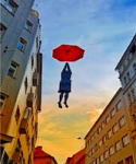傘を持って飛んでいる女性はメリーポピンズ