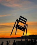 海岸にある椅子のオブジェ（ニース）