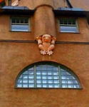 アールヌーボー調の建物にあるカエルの像