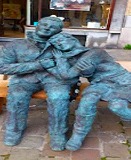 カップルのブロンズ像