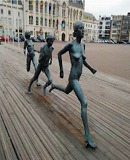 街を駆けるランナーズ