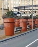 ベンチが小さく見える大き過ぎる植木鉢