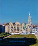 美しい街並みを一望できる絶景スポット「芸術の丘」