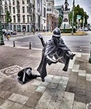 下水道から現れた「運河のならず者」に捕まった警官だって！作者は「権力を揺るがす若者」を表現したかった